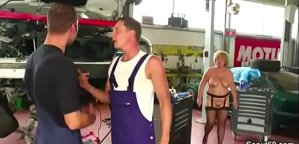 Geile MILF Mutter fickt den Jungen Azubi in der Werkstatt